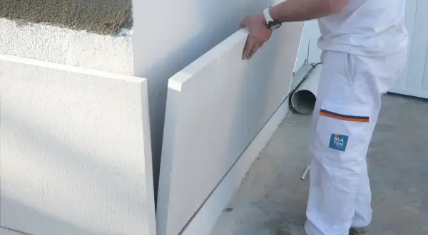 Obrero instala paneles de poliestireno expandido para aislamiento térmico, como si fueran sate en ventanas.