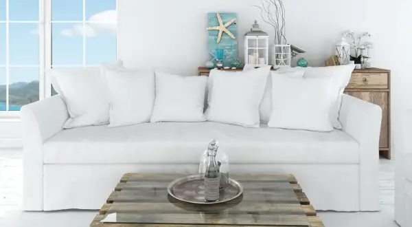 Sofá blanco y mesa de palets con decoración náutica, ideal para un salón decoración ibicenca.