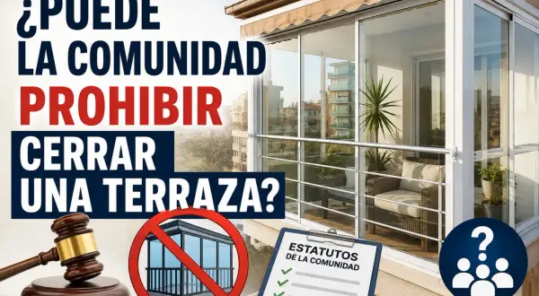 ¿Puede la comunidad prohibir cerrar una terraza? Imagen con martillo de juez, símbolo de prohibición y estatutos.