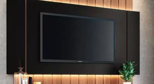 Modern TV wall with integrated lighting and wood accents. Great ideas para tapar cables en la pared, ocultándolos tras el panel negro.
