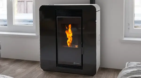 Estufa de pellets moderna, un ejemplo de los diversos tipos de estufas disponibles, con llama viva y diseño elegante.