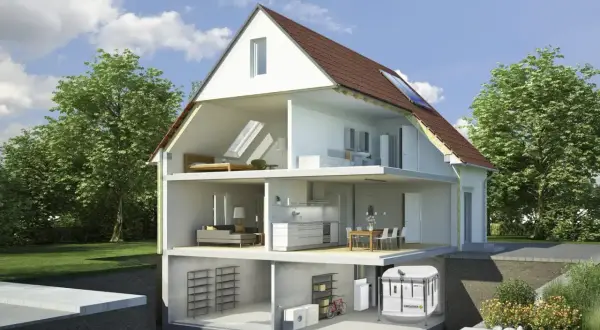 Corte de una casa mostrando habitaciones, sótano con la mejor caldera de pellets para radiadores y un tanque de almacenamiento.