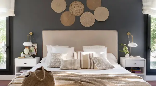 Seis discos de mimbre decoran la pared del cabecero de la cama, una idea original para decorar.