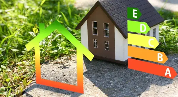 Casa modelo con etiquetas de eficiencia energética. La arquitectura sostenible busca la eficiencia energética para un futuro mejor.