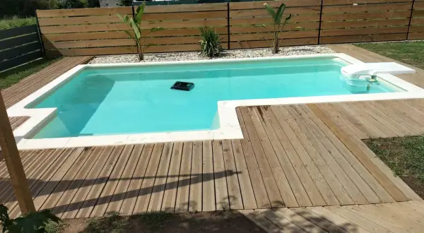 Un robot limpia la piscina recién construida, lista para hacer piscina y disfrutar del verano.