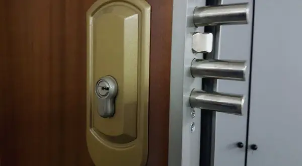 Detalle de cerradura y cerrojos de una puerta blindada, lista para desmontar.