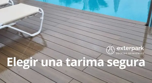Terrazas de madera junto a una piscina, con tumbonas y el texto "Elegir una tarima segura".