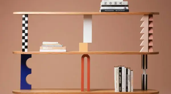 Estantes de madera con diseño moderno y colorido, inspirados en proyectos DIY.