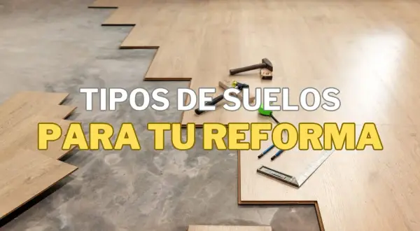 Instalación de suelo laminado o parquet. Herramientas y tablones listos para transformar tu hogar.