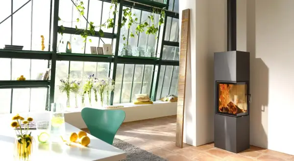 Estufa de leña moderna con salida horizontal, ideal para instalar en tu hogar y disfrutar de un ambiente cálido.