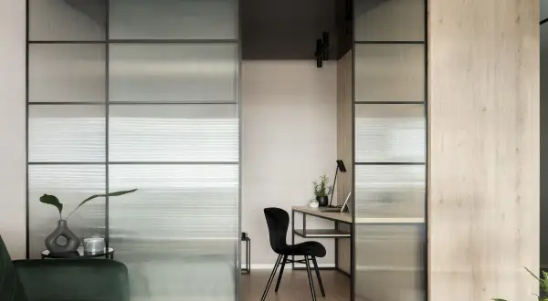 Solución moderna para como separar ambientes: paneles de vidrio texturizado y madera clara crean un espacio de trabajo acogedor.
