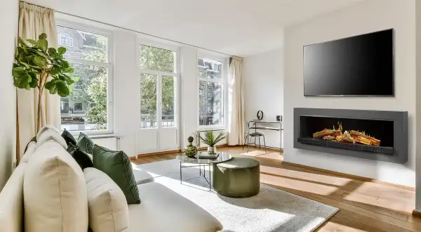 Chimenea de obra moderna con leños artificiales, ideal para un salón acogedor.