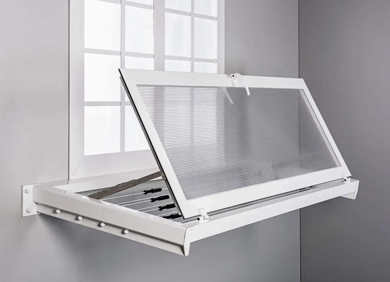 Un tendedero exterior plegable, ideal para poner ropa a secar al aire libre, se abre desde una ventana.