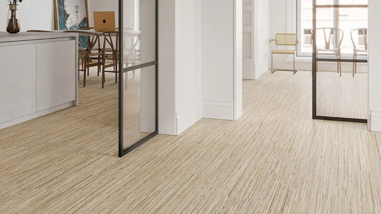 Suelos de madera clara con vetas finas, ideales para crear ambientes cálidos y modernos en casas.