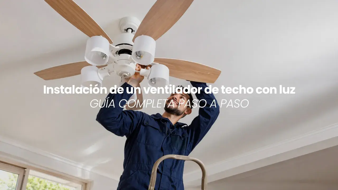 Hombre instalando un ventilador de techo con luz. Guía completa para montar tu ventilador.