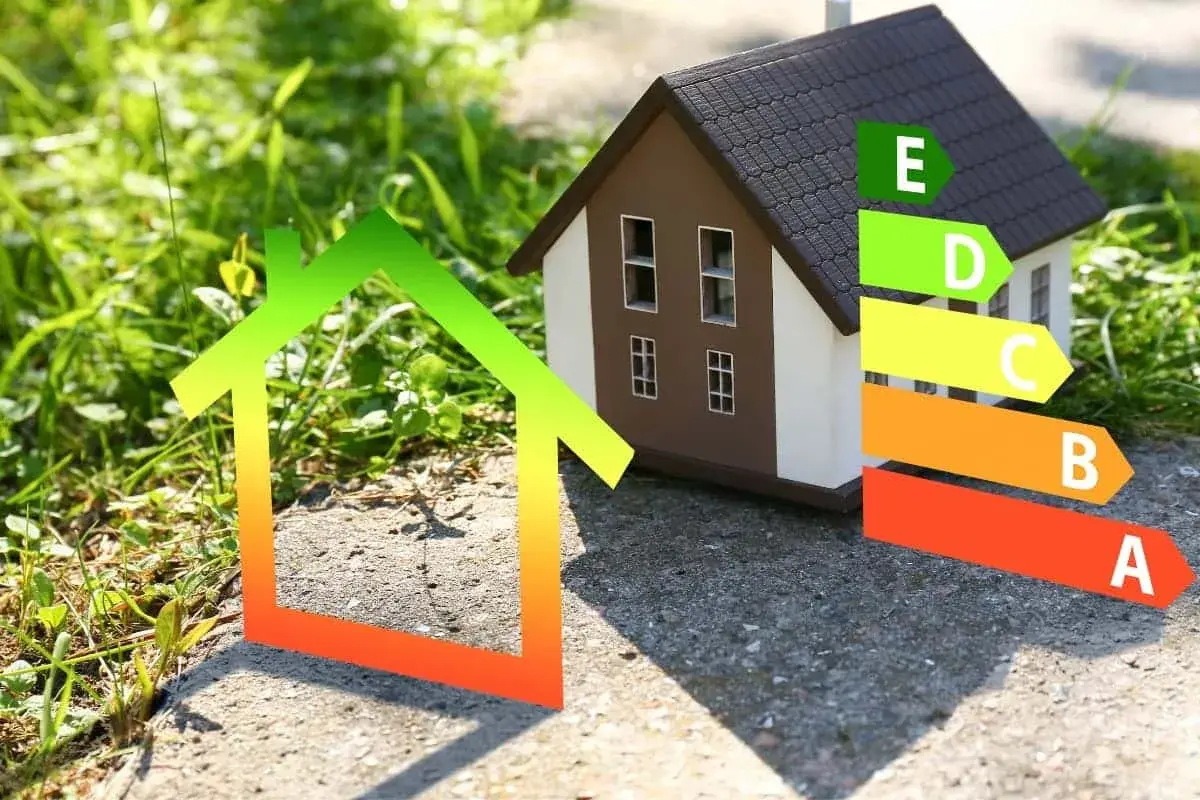 Casa modelo con etiquetas de eficiencia energética. La arquitectura sostenible busca la eficiencia energética para un futuro mejor.