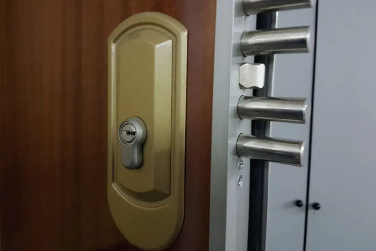 Detalle de cerradura y cerrojos de una puerta blindada, lista para desmontar.