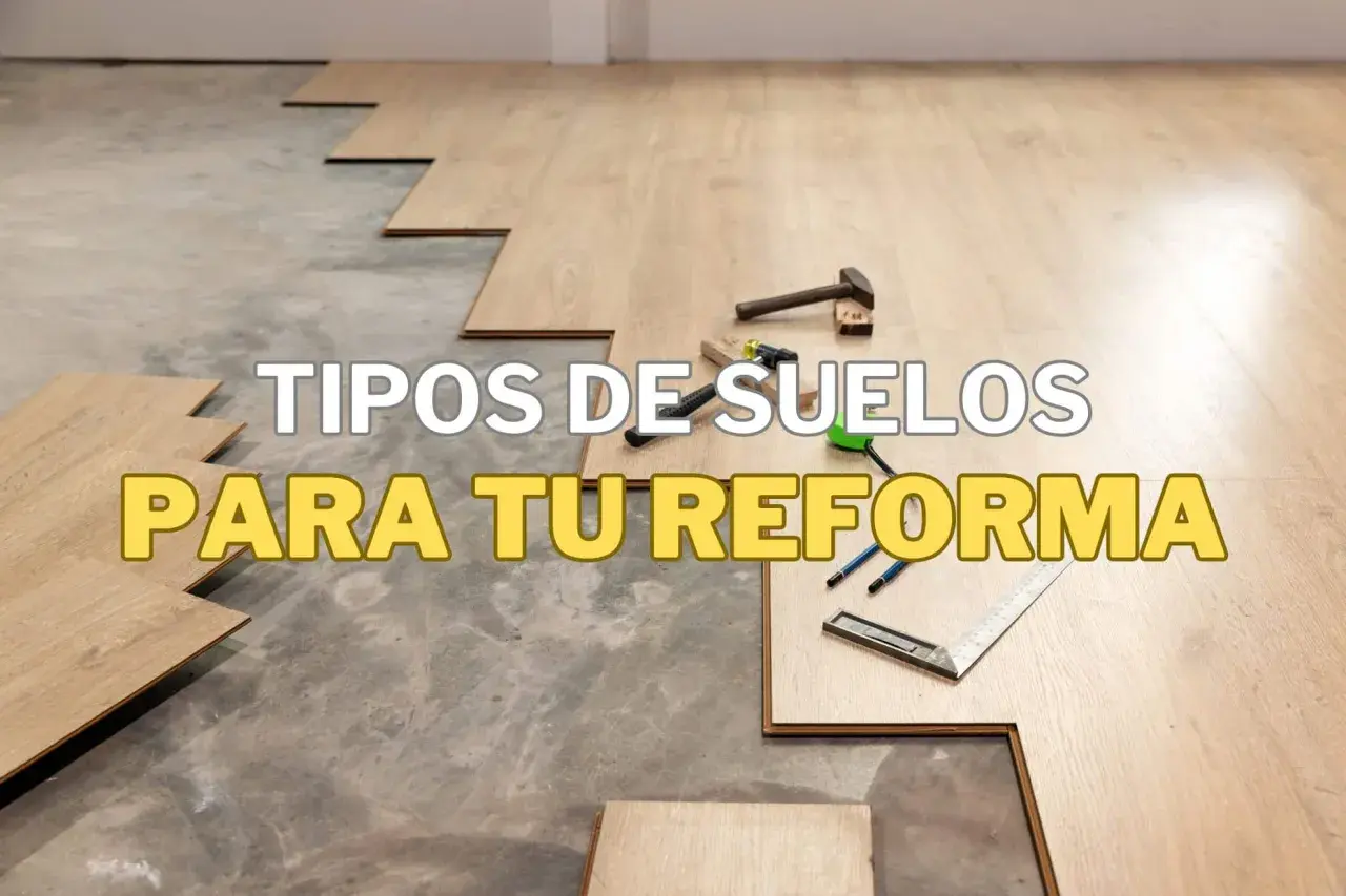 Instalación de suelo laminado o parquet. Herramientas y tablones listos para transformar tu hogar.