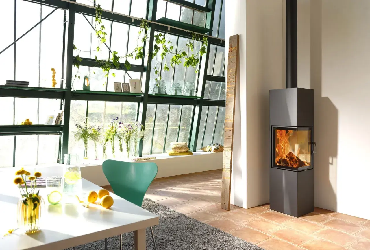 Estufa de leña moderna con salida horizontal, ideal para instalar en tu hogar y disfrutar de un ambiente cálido.