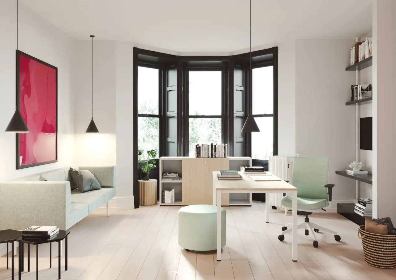Un moderno despacho en casa con sofá, escritorio, silla ergonómica y estanterías.