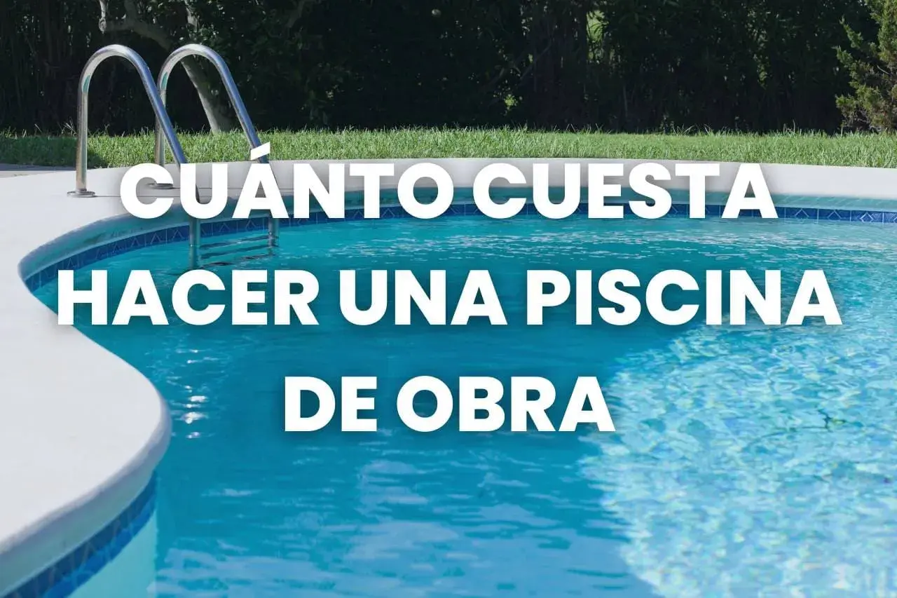 Escalera de piscina de obra con texto sobre el coste de la construcción de una piscina.