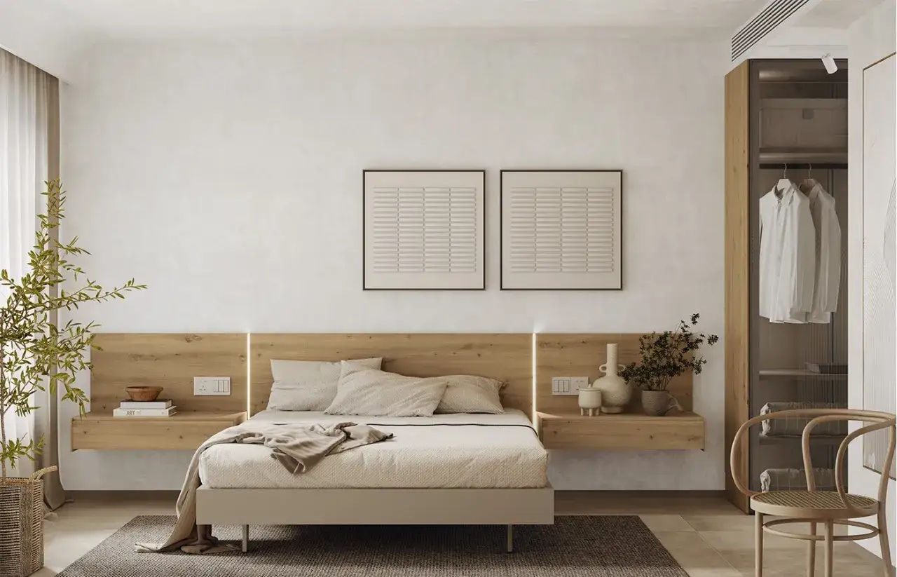 Dos cuadros abstractos sobre la pared del cabecero de la cama, con mesitas flotantes de madera y plantas decorativas.