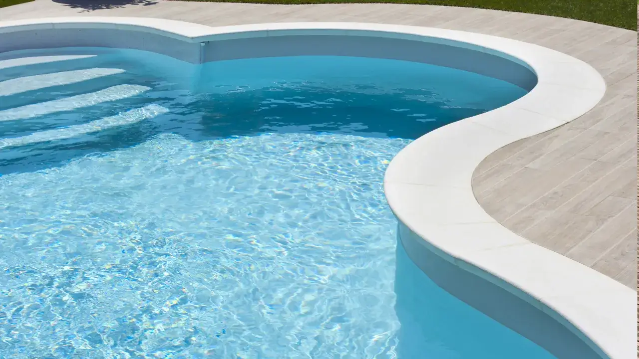 Bordes de piscinas modernas con escalones integrados y un dise&ntilde;o curvo que invita a relajarse.