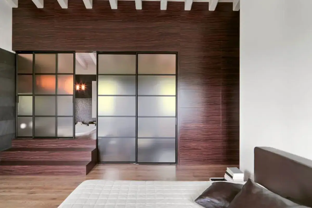 Puertas correderas de vidrio esmerilado y madera oscura muestran c&oacute;mo separar ambientes, creando un espacio &iacute;ntimo y moderno.