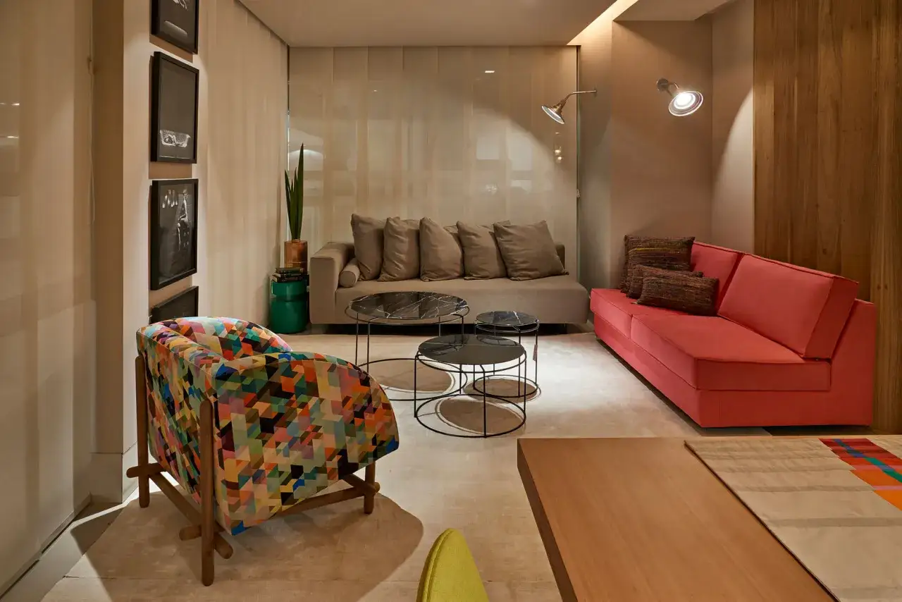 Un vibrante sill&oacute;n geom&eacute;trico y sof&aacute;s modernos definen este espacio de dise&ntilde;o de salas.