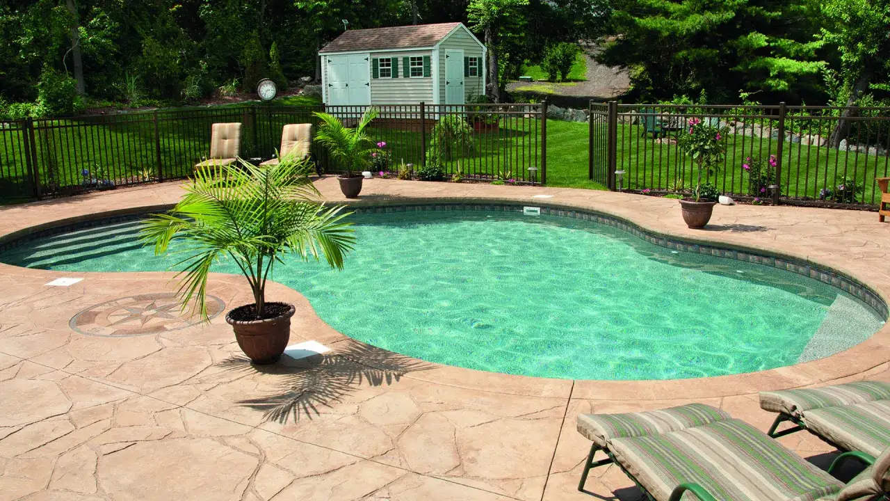 Un jard&iacute;n con una piscina de agua cristalina, rodeada de un patio de piedra y tumbonas. Un lugar perfecto para hacer piscina y relajarse.