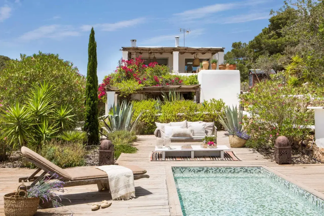 Relajantes patios con piscina, rodeados de vegetación exuberante y un sol radiante. Un oasis de paz y confort.