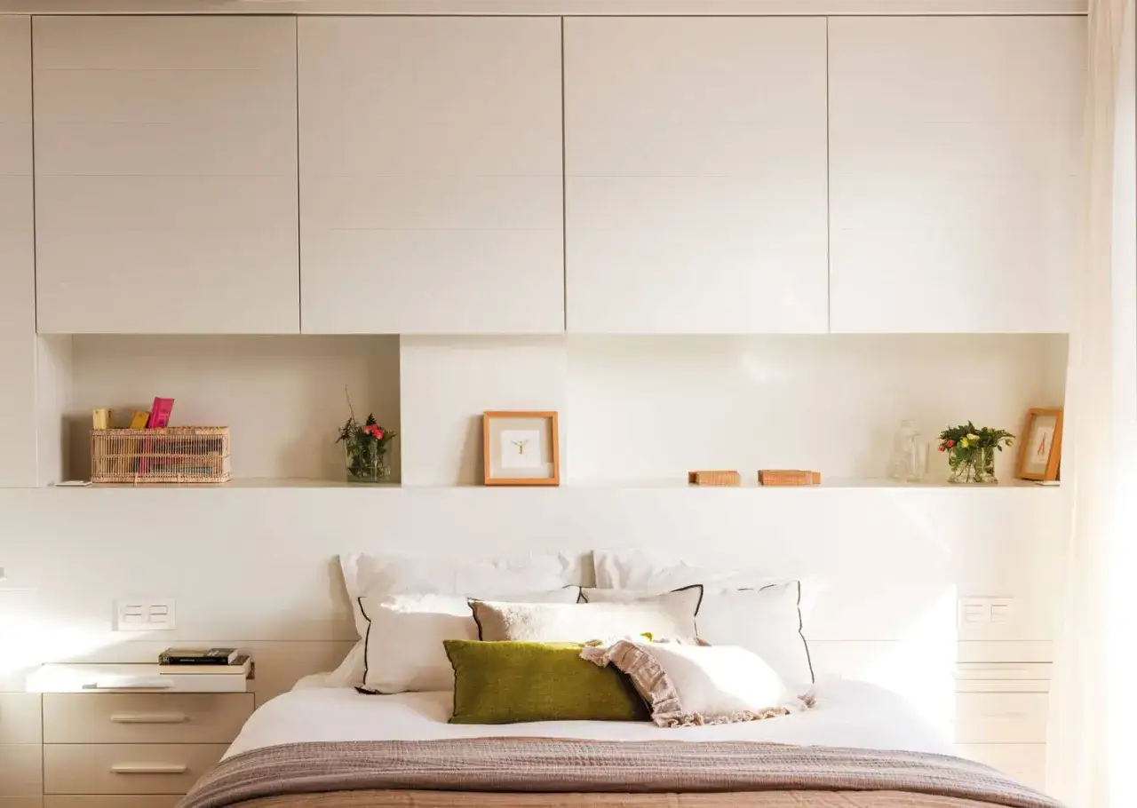 Cama con almohadas y mantas, estantes con decoraci&oacute;n y armarios empotrados. Una habitaci&oacute;n que inspira paz, &iquest;cuanto mide una habitaci&oacute;n normal?