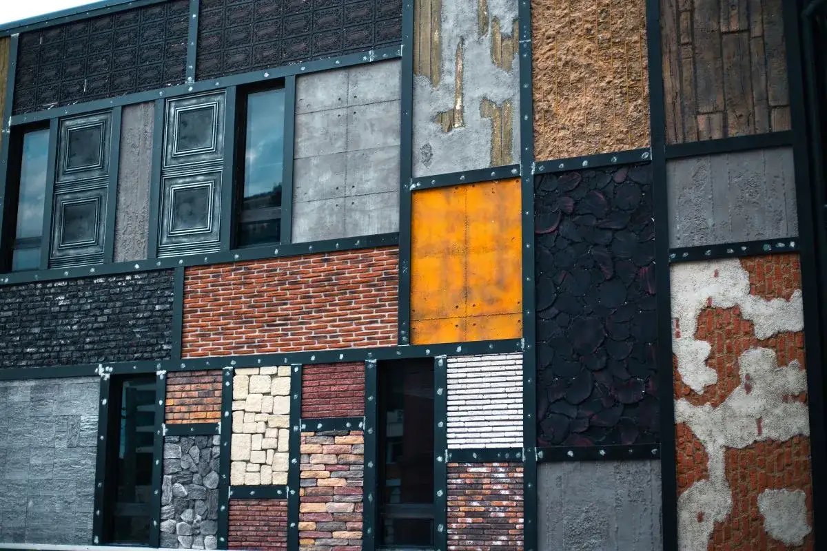 Fachada con texturas variadas: ladrillo, piedra, metal oxidado y hormig&oacute;n. Un ejemplo de c&oacute;mo enlucir pared exterior con dise&ntilde;o moderno.