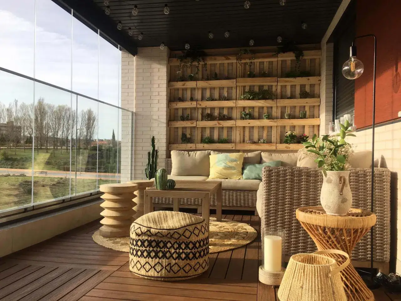 Un rincón acogedor con sofás, plantas y luces, perfecto para disfrutar de terrazas chill out.