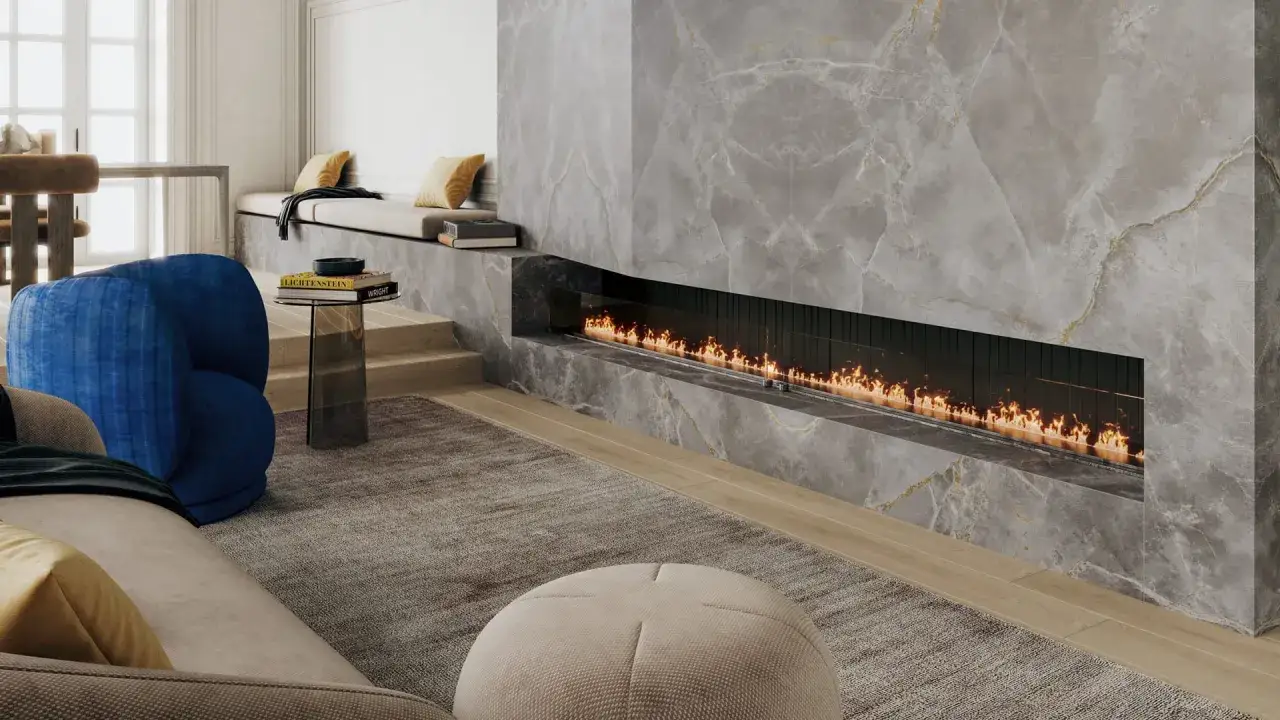 Elegante revestimiento chimenea moderna en m&aacute;rmol gris con veta dorada, hogar alargado con llamas danzantes.