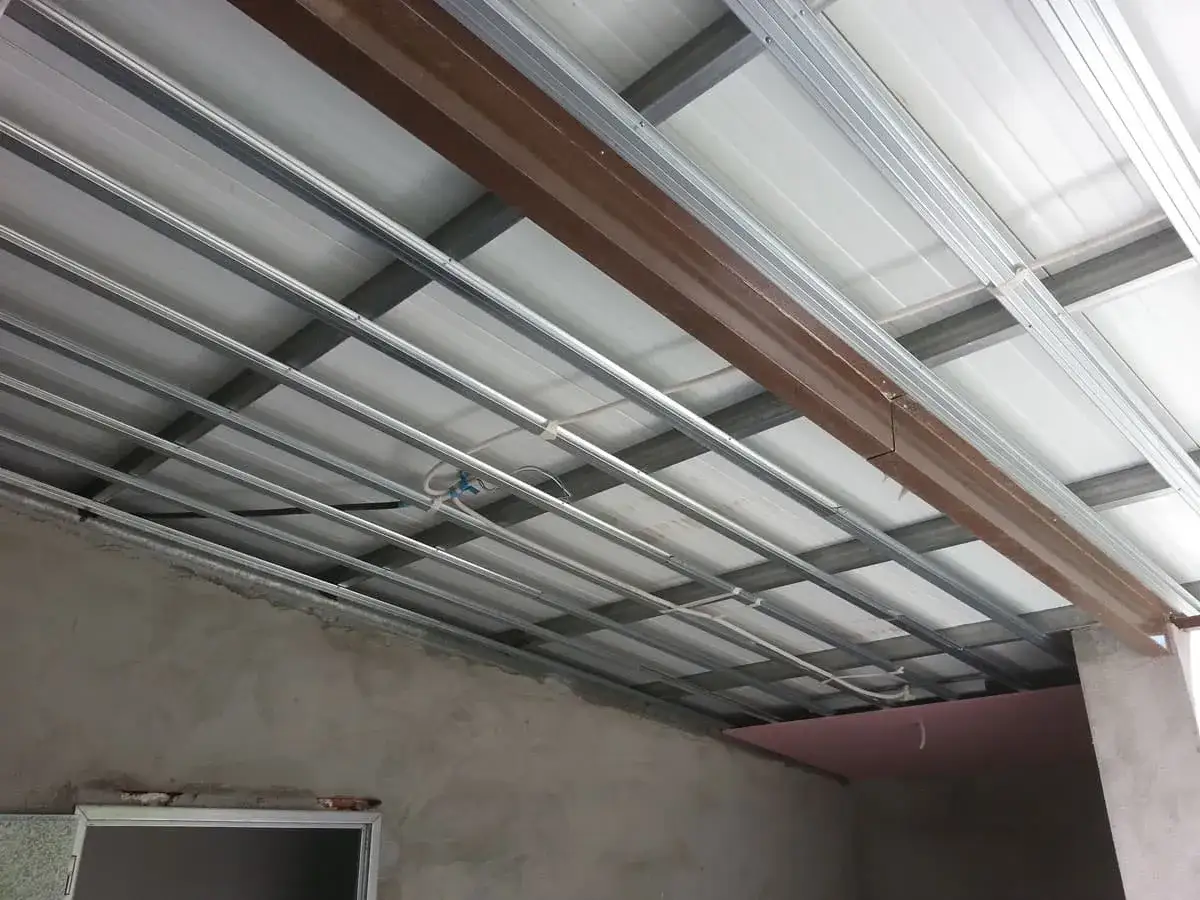 Estructura met&aacute;lica lista para poner falso techo. Se aprecian vigas, perfiles y cableado el&eacute;ctrico.