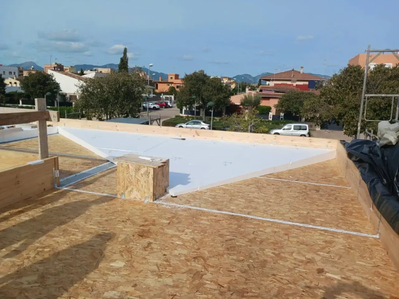 Construcción de tejado con aislamiento EPS, creando una base sólida para el futuro hogar.