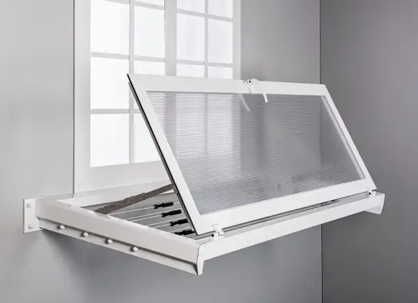 Un tendedero exterior plegable, ideal para poner ropa a secar al aire libre, se abre desde una ventana.