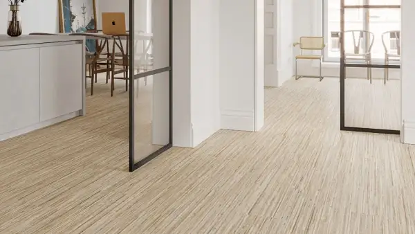 Suelos de madera clara con vetas finas, ideales para crear ambientes cálidos y modernos en casas.