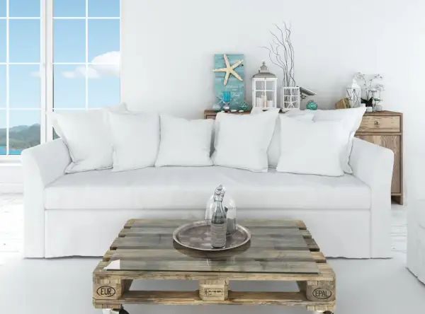 Sofá blanco y mesa de palets con decoración náutica, ideal para un salón decoración ibicenca.
