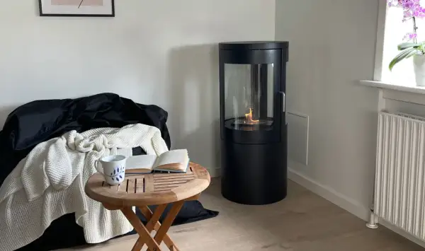 Chimenea moderna sin humo, ideal para crear un ambiente acogedor. Aprende como hacer una chimenea de obra que no haga humo.