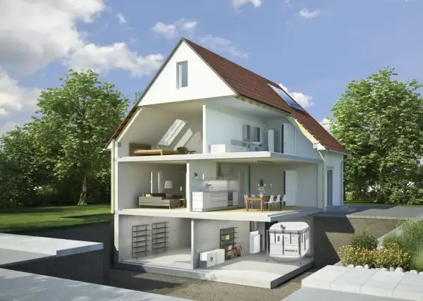 Corte de una casa mostrando habitaciones, sótano con la mejor caldera de pellets para radiadores y un tanque de almacenamiento.