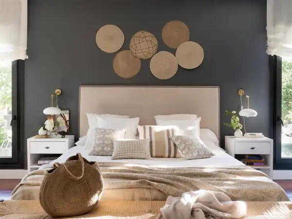 Seis discos de mimbre decoran la pared del cabecero de la cama, una idea original para decorar.