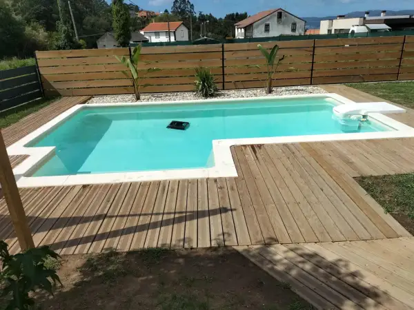 Un robot limpia la piscina recién construida, lista para hacer piscina y disfrutar del verano.