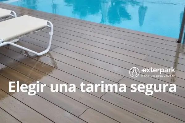 Terrazas de madera junto a una piscina, con tumbonas y el texto "Elegir una tarima segura".