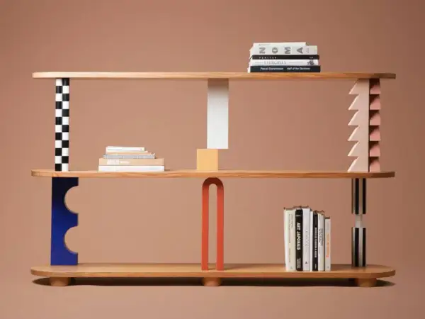 Estantes de madera con diseño moderno y colorido, inspirados en proyectos DIY.