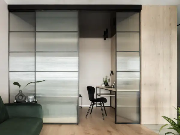 Solución moderna para como separar ambientes: paneles de vidrio texturizado y madera clara crean un espacio de trabajo acogedor.